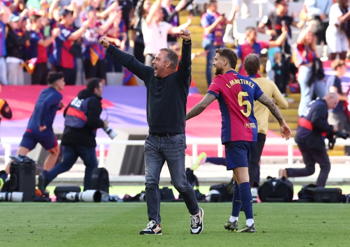 HLV Flick mừng chiến thắng trong trận Barca 4-3 Real ở vòng 35 La Liga tối 11/5. Ảnh: Reuters