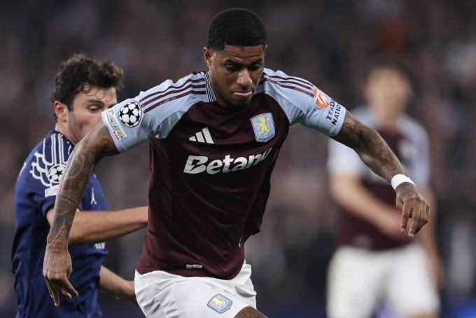 Marcus Rashford (giữa) thi đấu trận lượt về tứ kết Champions League, Aston Villa 3-2 PSG hôm 15/4.