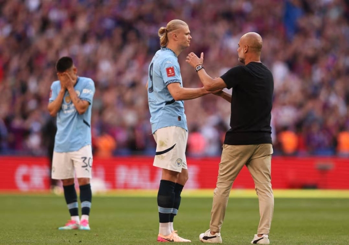 Guardiola (phải) nói chuyện với Haaland sau trận chung kết Cup FA, Man City 0-1 Crystal Palace tối 17/5. Ảnh: Reuters