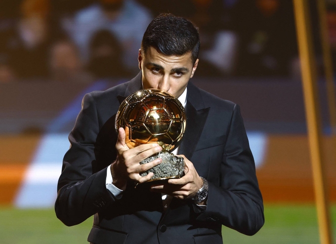 Rodri nhận Quả Bóng Vàng 2024 tại Paris. Ảnh: Reuters