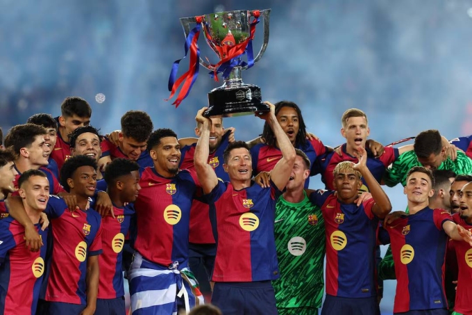 Barca nâng Cup La Liga hôm 18/5. Ảnh: Reuters
