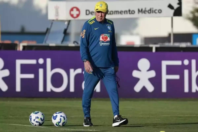 Ancelotti chỉ đạo tuyển Brazil tập luyện hôm 2/6.