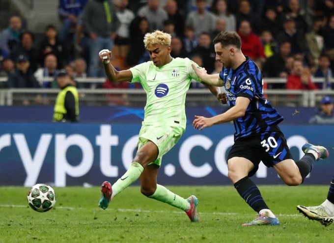Yamal dứt điểm trong trận Inter 4-3 Barca ở lượt về bán kết Champions League hôm 7/5. Ảnh: Reuters