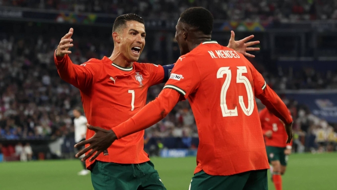 Mendes (phải) mừng bàn với Ronaldo trong trận Đức 1-2 Bồ Đào Nha ở bán kết Nations League tối 4/6. Ảnh: UEFA