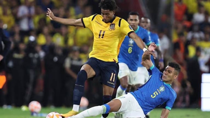Casemiro (phải) vào bóng trong trận Ecuador 0-0 Brazil ở vòng loại World Cup sáng 6/6. Ảnh: AP