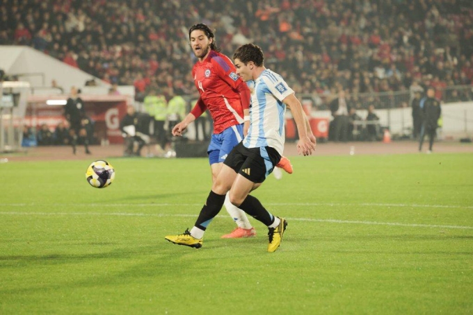 Alvarez ghi bàn trong trận Chile 0-1 Argentina ở vòng loại World Cup sáng 6/6. Ảnh: LC
