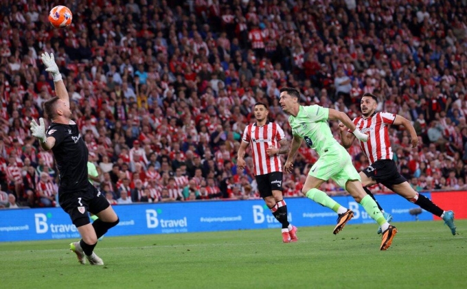 Lewandowski ghi bàn trong trận đấu với Bilbao