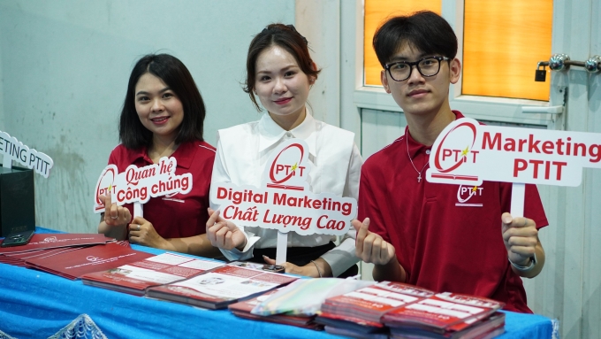 Học viện Công nghệ Bưu chính Viễn thông tư vấn tuyển sinh đầu tháng 5. Ảnh: PTIT