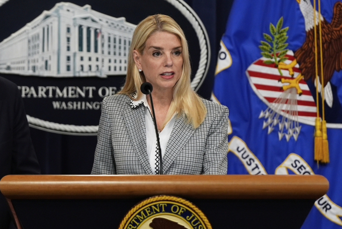 Bộ trưởng Tư pháp Mỹ Pam Bondi họp báo tại Washington ngày 6/6.
