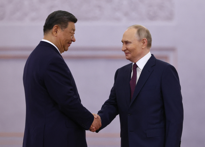 Tổng thống Nga Vladimir Putin (phải) và Chủ tịch Trung Quốc Tập Cận Bình bắt tay tại lễ đón chính thức ở Điện Kremlin ngày 8/5.