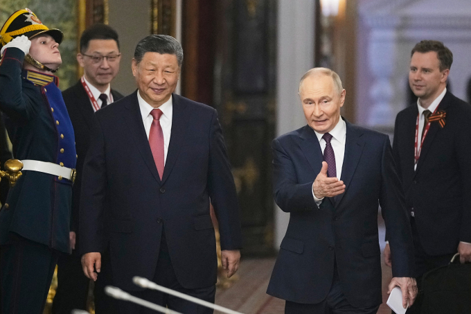 Tổng thống Nga Vladimir Putin (phải) và Chủ tịch Trung Quốc Tập Cận Bình tại Điện Kremlin ngày 8/5.