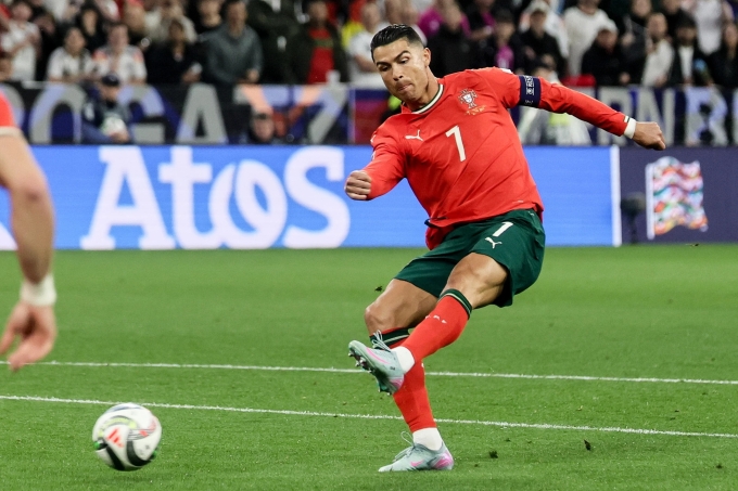 Ronaldo dứt điểm trong trận Bồ Đào Nha thắng Đức 2-1. Ảnh: EPA