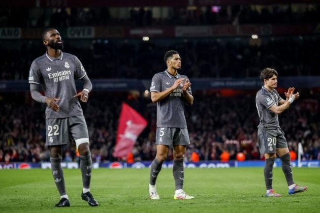 Rudiger (trái) và Bellingham (giữa) thất vọng sau trận Arsenal 3-0 Real ở lượt đi tứ kết Champions League hôm 8/4. Ảnh: AFP