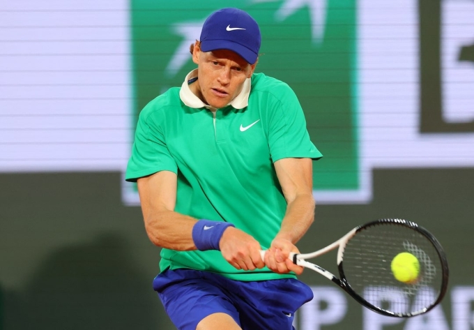 Sinner trong trận đấu với Rinderknech tại Roland Garros