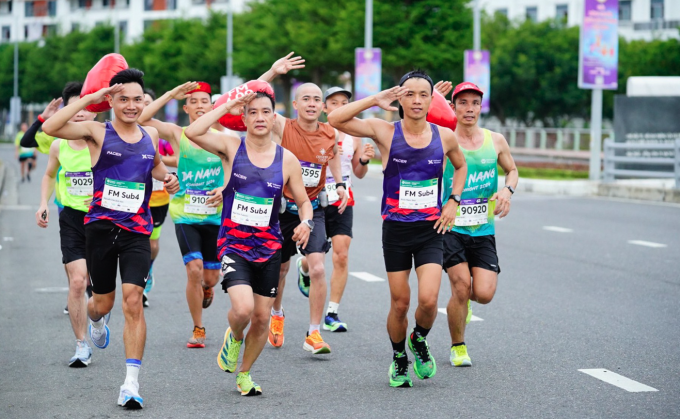 Các pacer sub4 dẫn đoàn VĐV tại VM Đà Nẵng 2024.