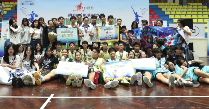 Học sinh và thầy, cô giáo trường THPT Phan Đình Phùng (Hà Nội) vui mừng sau khi vô địch Giải bóng rổ học sinh VnExpress - Ziaja Cup 2024. Ảnh: YBL