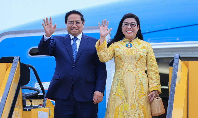 Thủ tướng Phạm Minh Chính tới sân bay ở Stockholm, Thụy Điển hôm 11/6.