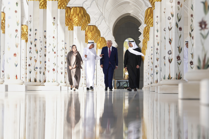 Tổng thống Trump còn đến thăm Đại Thánh đường Sheikh Zayed, được hộ tống bởi Thái tử Abu Dhabi Khalid bin Mohammed Al Nahyan (phải), ngày 15/5. Ảnh: AP