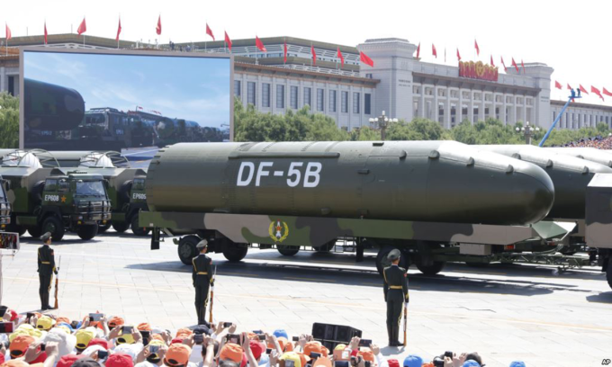 Một tầng của biến thế ICBM DF-5B trong cuộc duyệt binh năm 2015 ở Bắc Kinh.
