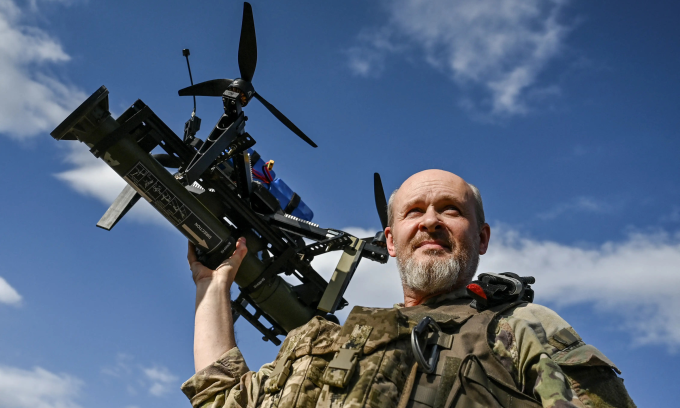 Binh sĩ Ukraine cầm drone FPV gắn ống phóng rocket trong cuộc thử nghiệm tháng 10/2024. Ảnh: Reuters