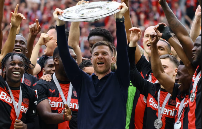HLV mới nâng cao danh hiệu Bundesliga tại BayArena, Leverkusen, Đức vào ngày 18/5/2024. Ảnh: Reuters