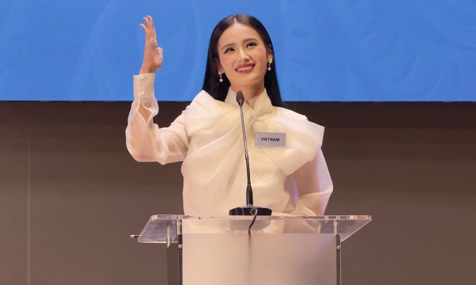 Phong thái của Ý Nhi khi thuyết trình. Ảnh: Miss World