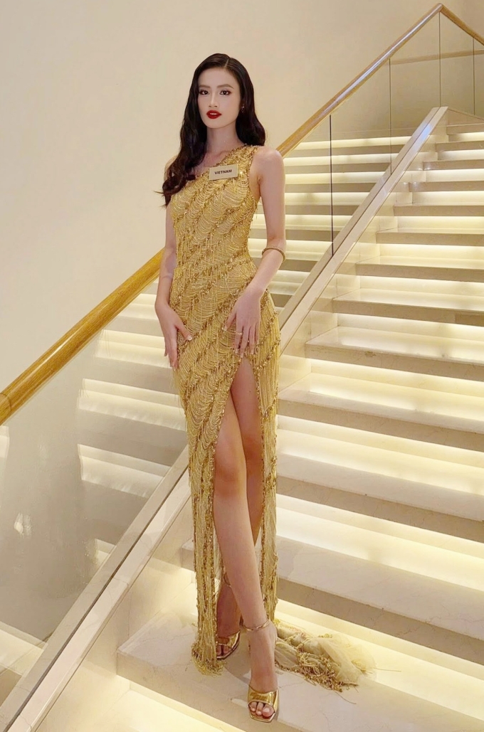 Ý Nhi mặc đầm lệch vai, xẻ đùi dự tiệc tối của Miss World, ngày 22/5. Ảnh: Nhân vật cung cấp