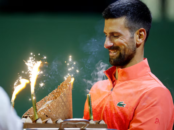 Djokovic nhận bánh chúc mừng sinh nhật 38 tuổi, sau trận thắng Matteo Arnaldi ở tứ kết Geneva Mở rộng 2025. Ảnh: Reuters
