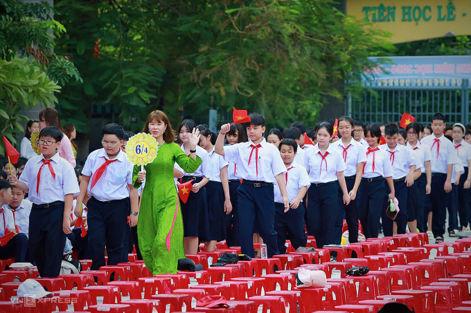 Học sinh lớp 6, Trường THCS Nguyễn Huệ, TP Đà Nẵng, được chào đón trong ngày khai giảng năm học 2024-2025.