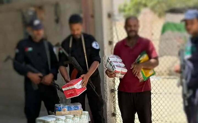 Các thành viên nhóm Abu Shabab kiểm soát phân phối hàng viện trợ nhân đạo cho người dân Dải Gaza.