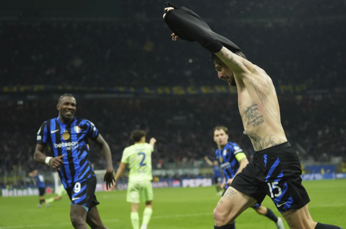 Francesco Acerbi cởi áo mừng bàn gỡ hòa 3-3 ở lượt về bán kết Champions League trên sân Giuseppe Meazza, thành phố Milano, Italy tối 6/5/2025. Ảnh: AP