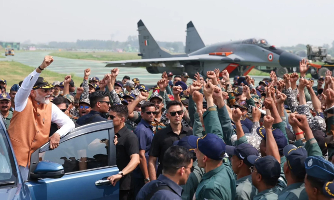 Thủ tướng Modi (áo nâu) và các quân nhân ở căn cứ Adampur hôm 13/5. Ảnh: Văn phòng Thủ tướng Ấn Độ