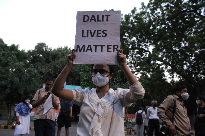 Sinh viên ủng hộ quyền của người Dalit trong cuộc biểu tình lên án cách chính quyền xử lý các vụ cưỡng bức ở Balrampur, năm 2020. Ảnh: AFP