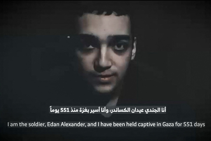 Con tin Edan Alexander trong đoạn video Hamas công bố ngày 12/4. Ảnh: AFP