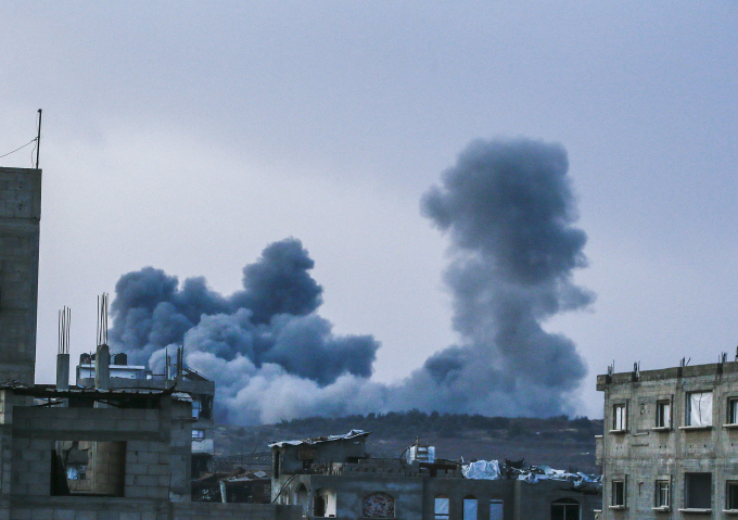 Khói lửa bốc lên từ đòn không kích của IDF ở Tuffah, phía đông Dải Gaza. Ảnh: AFP