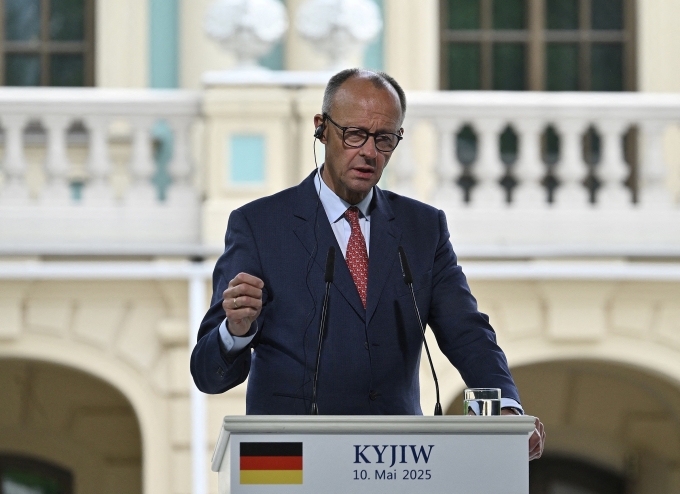 Thủ tướng Đức Friedrich Merz phát biểu tại Kiev, Ukraine, ngày 10/5. Ảnh: AFP