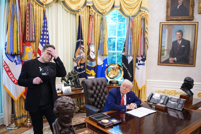 Tổng thống Mỹ Donald Trump (phải) và Elon Musk tại lễ chia tay ở Phòng Bầu dục ngày 30/5. Ảnh: AFP