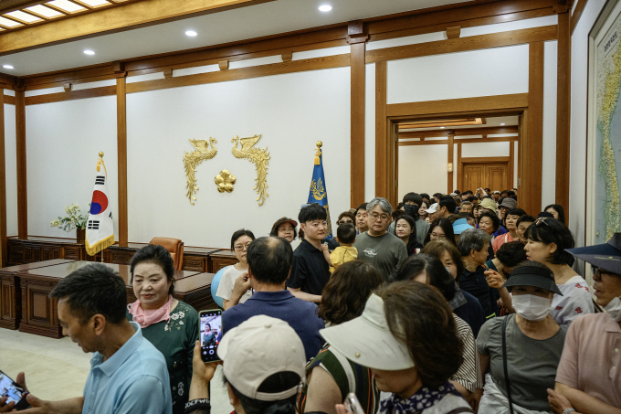 Du khách tham quan bên trong Nhà Xanh hôm 9/6.