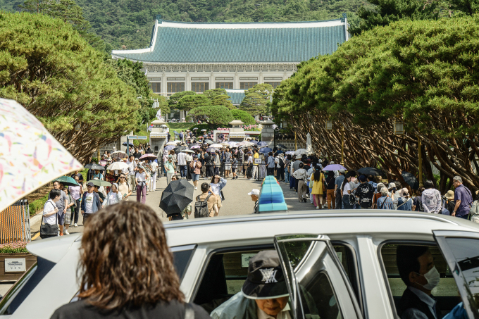 Người dân xếp hàng chờ tham quan Nhà Xanh ở thủ đô Seoul ngày 9/6.