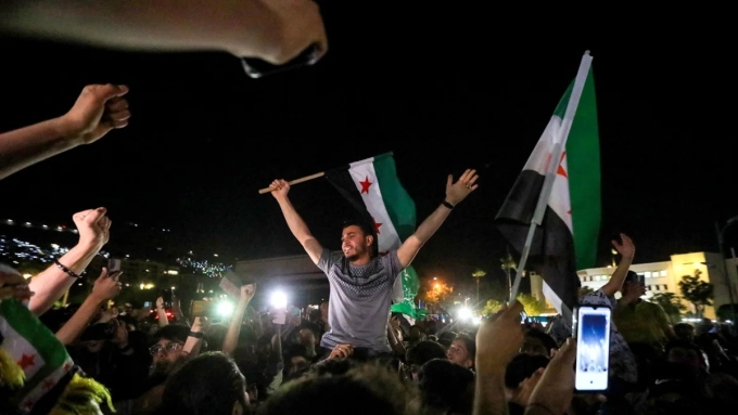 Người dân ăn mừng tại Quảng trường Umayyad ở Damascus, Syria, hôm 13/5, sau khi Tổng thống Mỹ Donald Trump tuyên bố quyết định dỡ bỏ trừng phạt với nước này. Ảnh: AFP