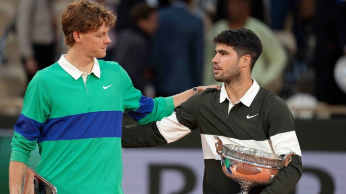 Alcaraz và Sinner trên bục nhận giải, sau chung kết Roland Garros, tại sân Philippe Chatrier, Paris, Pháp hôm 8/6.