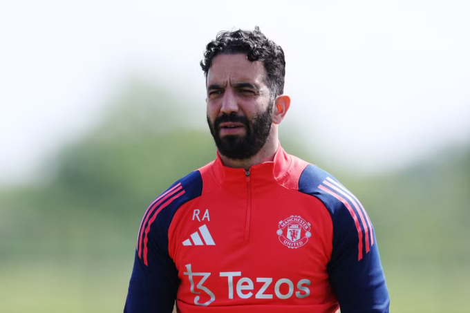 HLV Ruben Amorim trong buổi tập của Man Utd trước bán kết lượt về Europa League ngày 7/5.