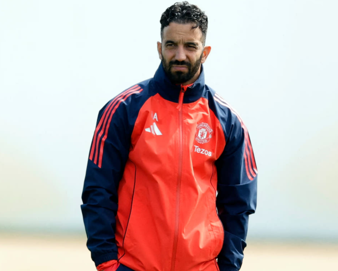 HLV Ruben Amorim quan sát buổi tập của Man Utd hôm 14/5. Ảnh: Reuters