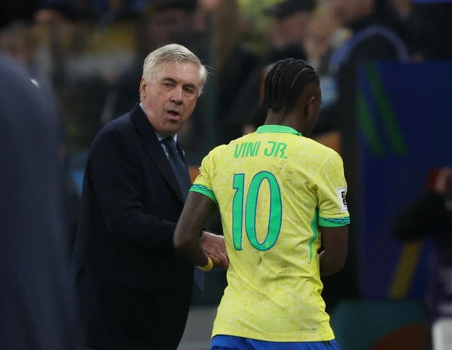 Ancelotti (trái) có vé dự World Cup ở trận thứ hai dẫn dắt Brazil, thắng Paraguay sáng 11/6. Ảnh: Reuters