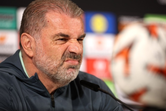 HLV Postecoglou trong buổi họp báo trước trận chung kết Europa League.
