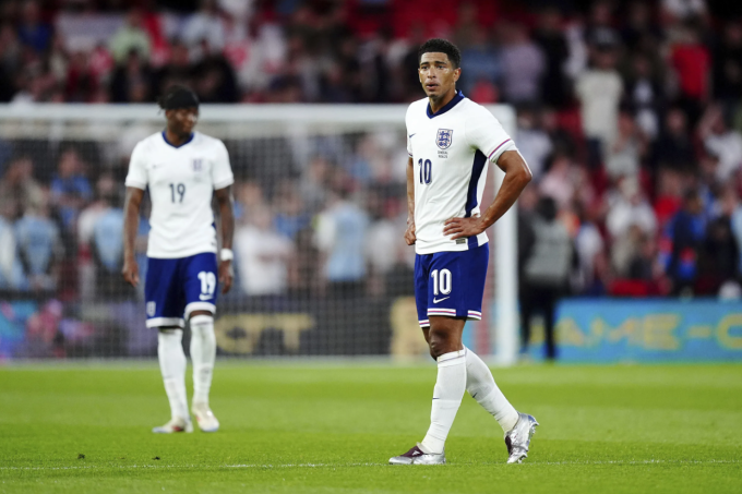 Jude Bellingham thất vọng khi tuyển Anh thủng lưới bàn thứ ba trong trận giao hữu thua Senegal 1-3 trên sân City Ground, Nottingham, Anh ngày 10/6. Ảnh: AP
