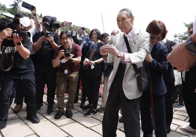 Nhà sản xuất Minoru Funaki tưởng niệm Đặng Lệ Quân