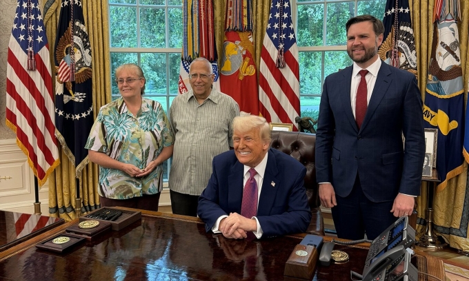 Từ trái qua phải: Bà Deborah, ông Louis Prevost, Tổng thống Donald Trump và Phó tổng thống JD Vance tại Phòng Bầu dục, Nhà Trắng ngày 20/5.