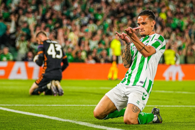 Antony mừng bàn trong trận Betis thắng Fiorentina 2-1 ở lượt đi bán kết Conference League trên sân Benito Villamarin, Sevilla, Tây Ban Nha ngày 1/5. Ảnh: Bleacher