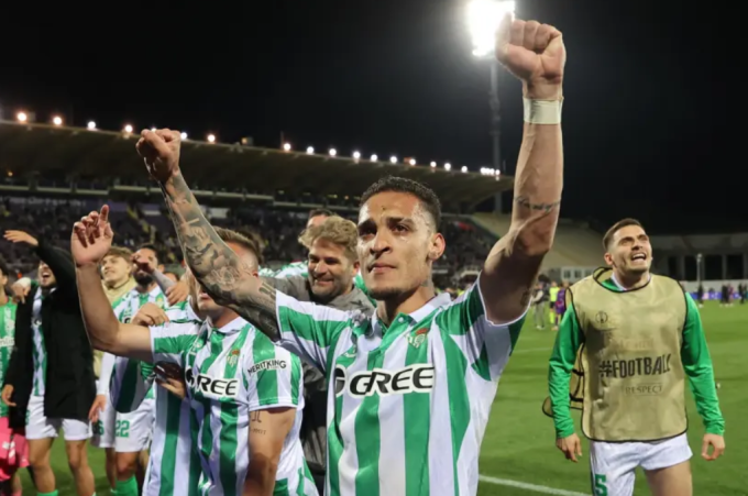 Antony ăn mừng cùng đồng đội sau trận đấu tại bán kết UEFA Conference League